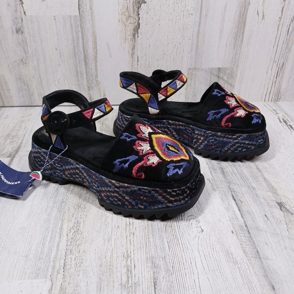 New without box
Farm Rio Black Closed Toe Platform Sandals #1409 - Picture 5 of 11